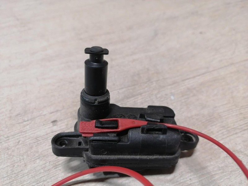 Audi A6 C7 активатор лючка бензобака