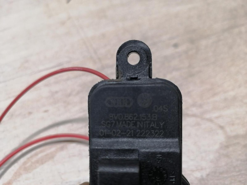 Audi A6 C7 активатор лючка бензобака