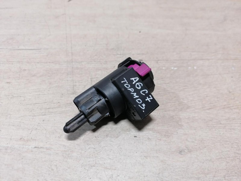 Audi A6 C7 концевик педали тормоза