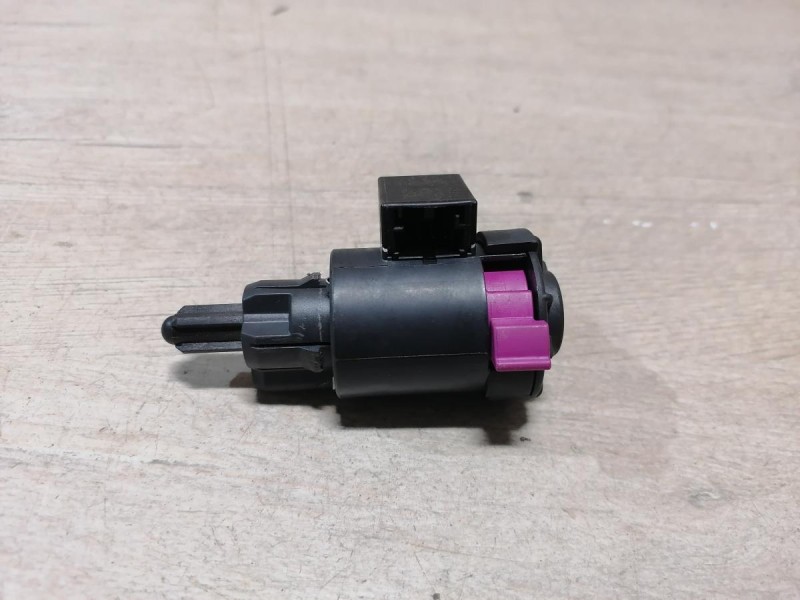 Audi A6 C7 концевик педали тормоза