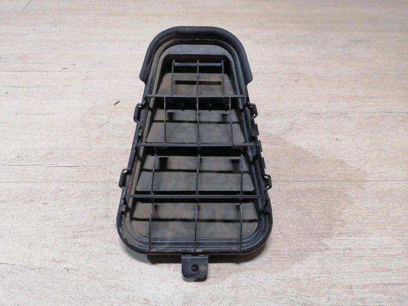 Audi A6 C7 решетка вентиляции багажника клапан