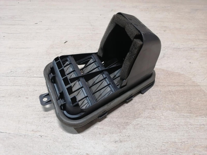 Audi A6 C7 решетка вентиляции багажника клапан