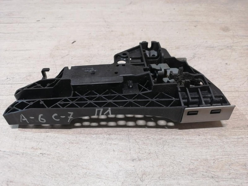 Audi A6 C7 кронштейн ручки двери передний левый