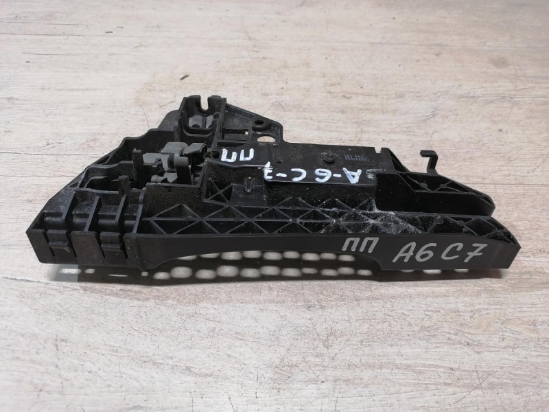 Audi A6 C7 кронштейн ручки двери передний правый