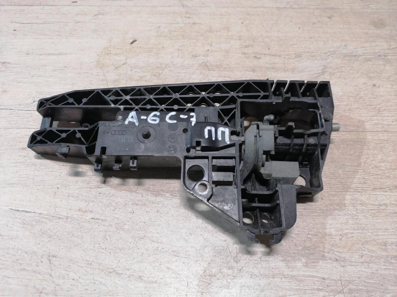 Audi A6 C7 кронштейн ручки двери передний правый