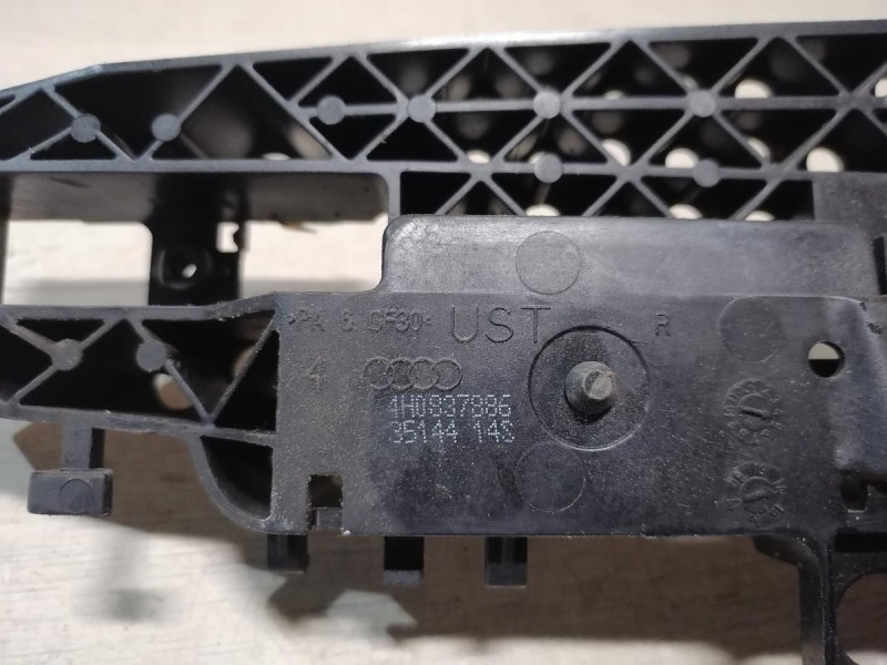 Audi A6 C7 кронштейн ручки двери задний правый