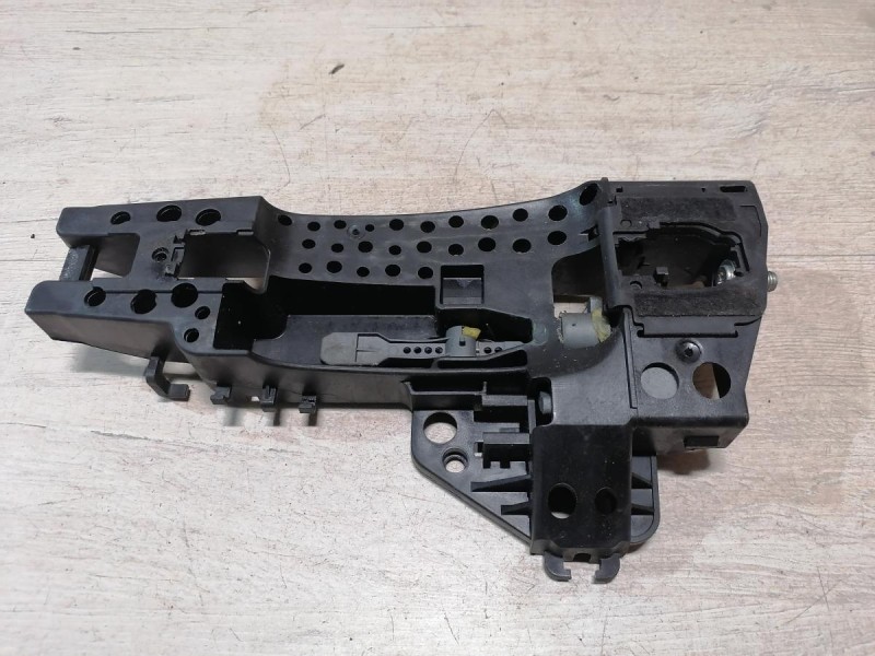 Audi A6 C7 кронштейн ручки двери задний левый