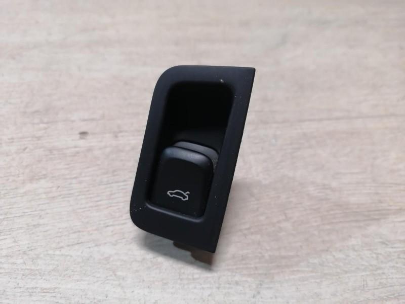 Audi A6 C7 кнопка открывания багажника в салоне