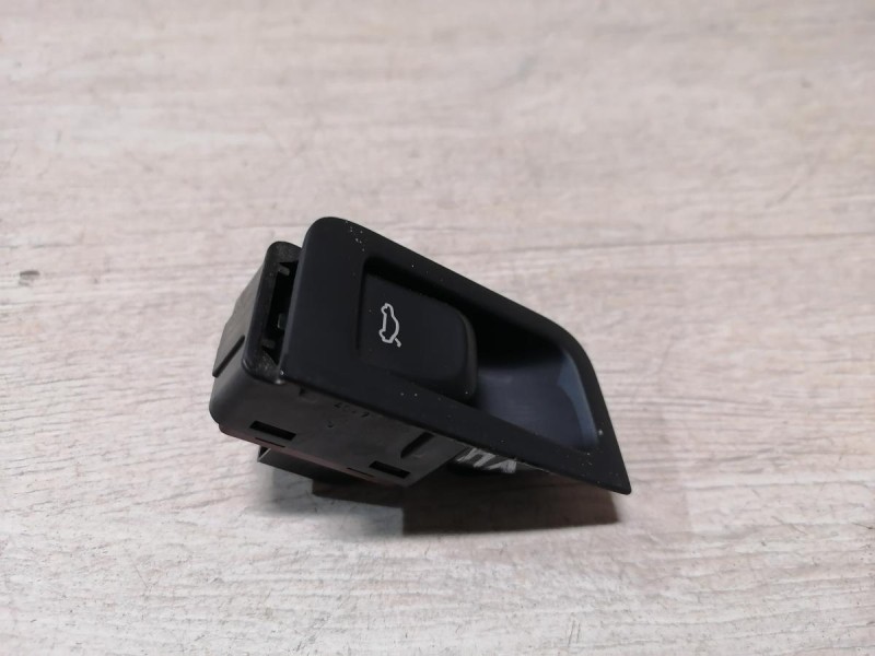 Audi A6 C7 кнопка открывания багажника в салоне