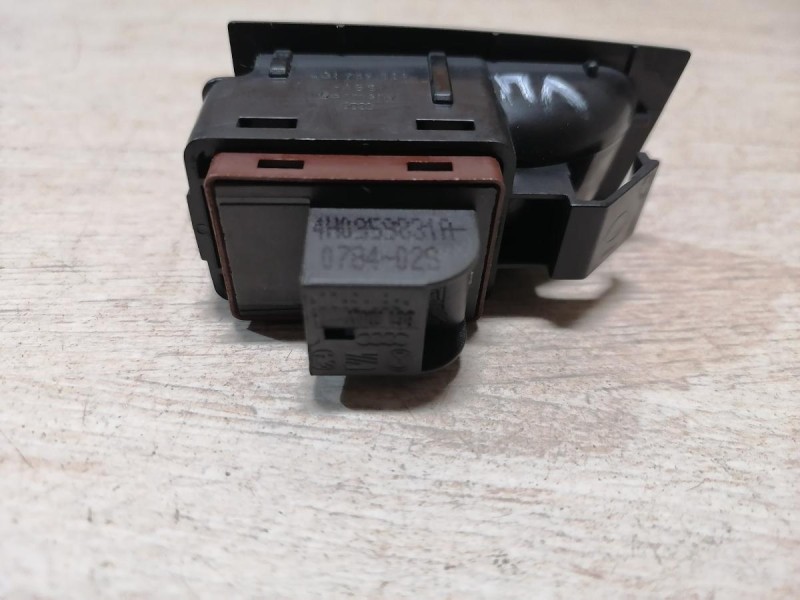 Audi A6 C7 кнопка открывания багажника в салоне