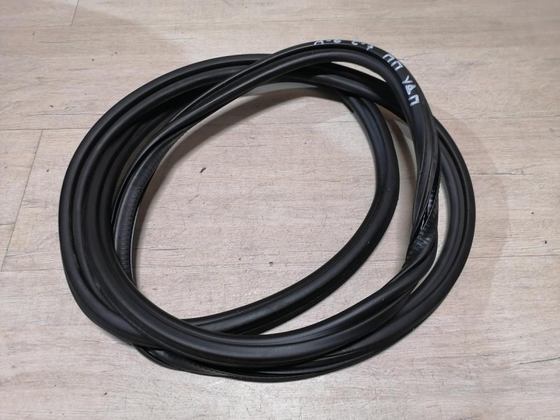 Audi A6 C7 уплотнитель дверного проема передний правый