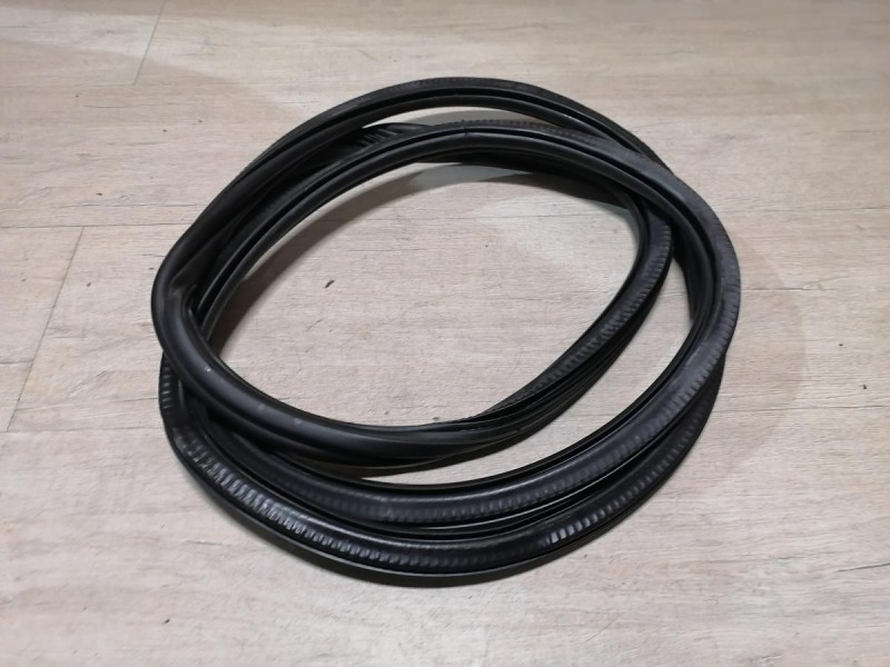 Audi A6 C7 уплотнитель дверного проема передний правый