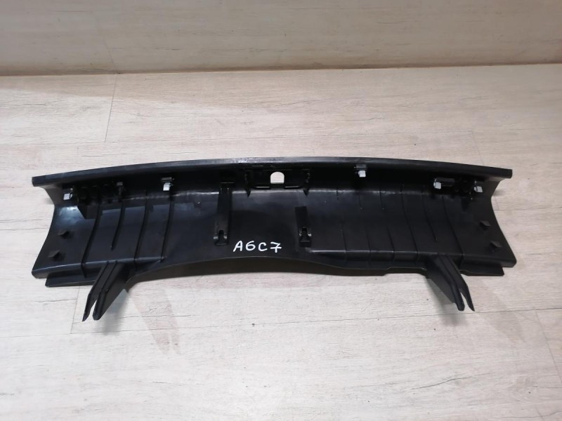 Audi A6 C7 обшивка задней панели накладка замка багажника