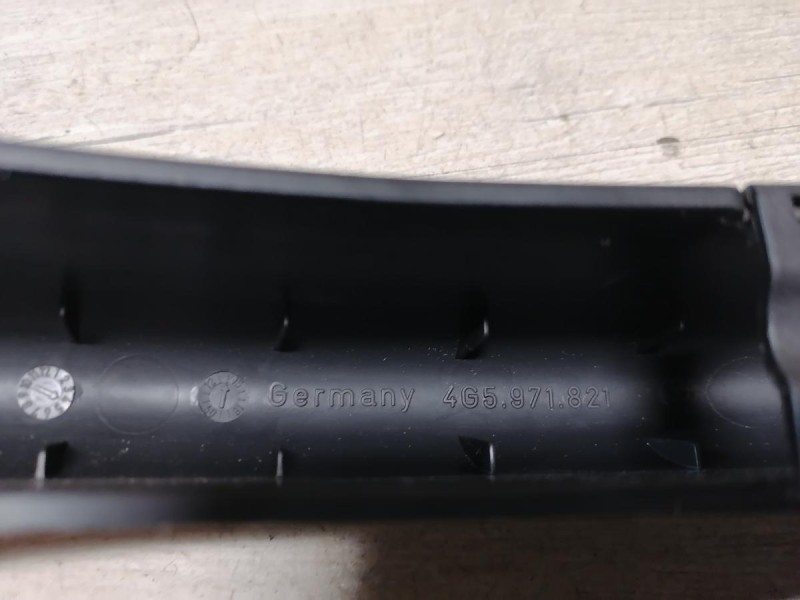 Audi A6 C7 обшивка петли багажника левая