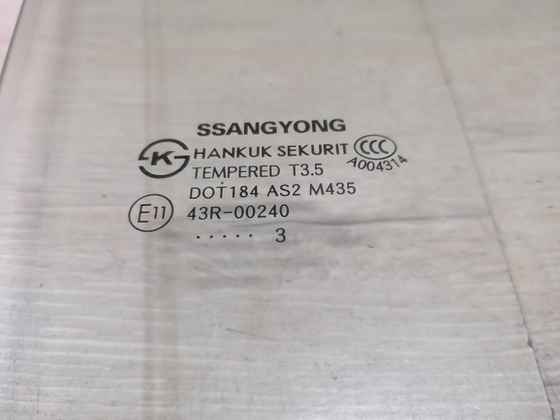 Actyon №2 стекло переднее правое 13