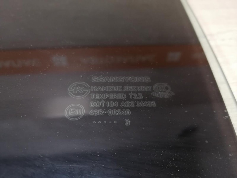 Actyon №2 стекло заднее левое 13