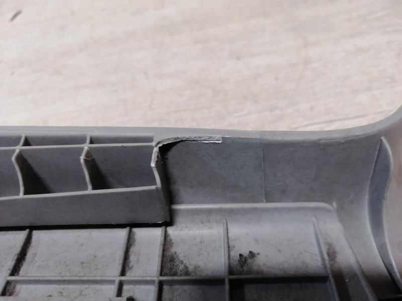 Actyon №2 обшивка средней стойки верхняя левая деф