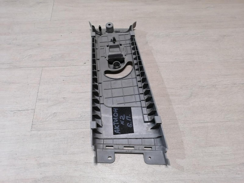 Actyon №2 обшивка средней стойки верхняя правая