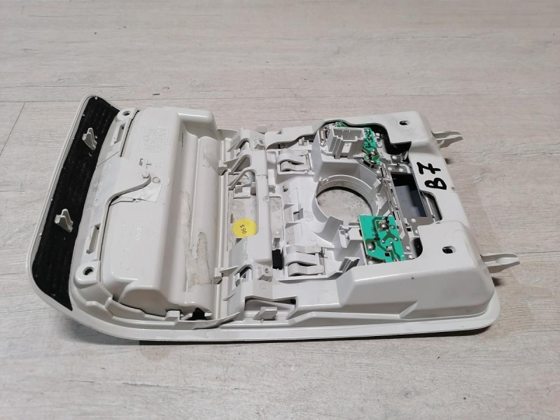 Passat B7 плафон салона центральный очечник