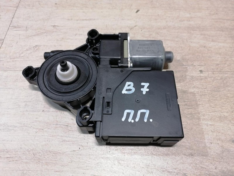 Passat B7 моторчик стеклоподъемника передний правый