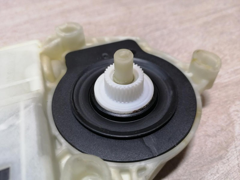 Passat B7 моторчик стеклоподъемника задний правый