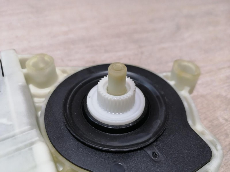 Passat B7 моторчик стеклоподъемника задний левый