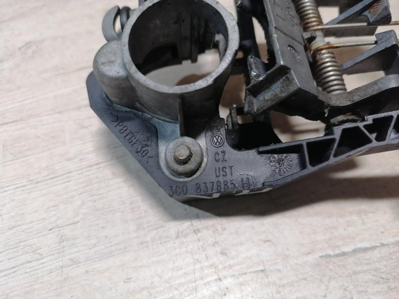 Passat B7 кронштейн ручки двери передний левый