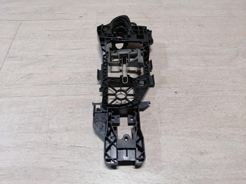 Passat B7 кронштейн ручки двери задний правый