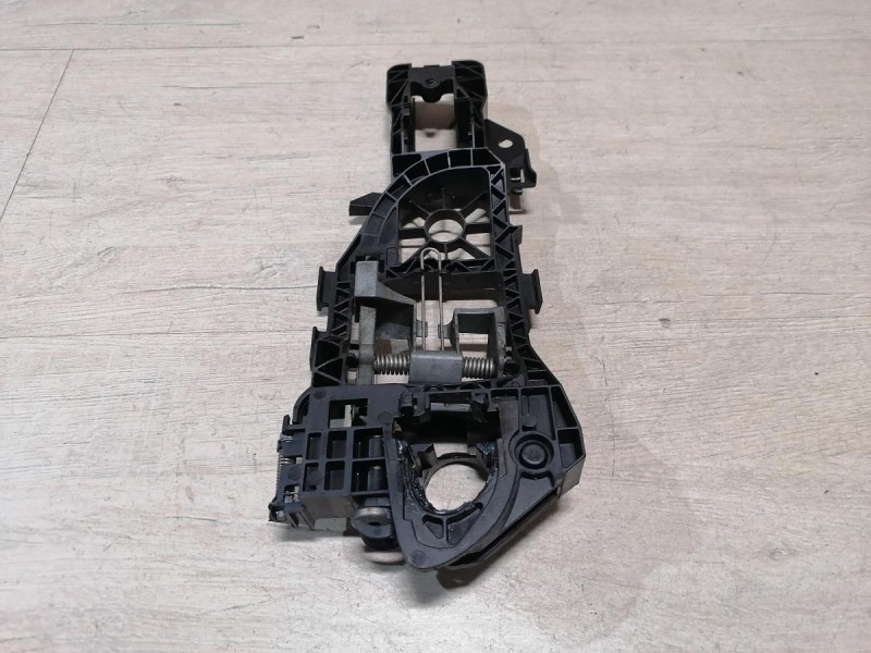 Passat B7 кронштейн ручки двери задний правый