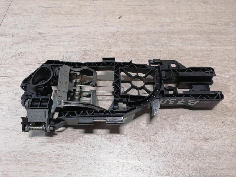 Passat B7 кронштейн ручки двери задний правый