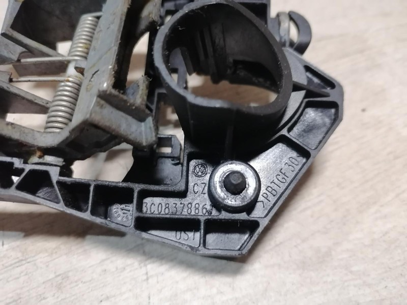 Passat B7 кронштейн ручки двери задний правый