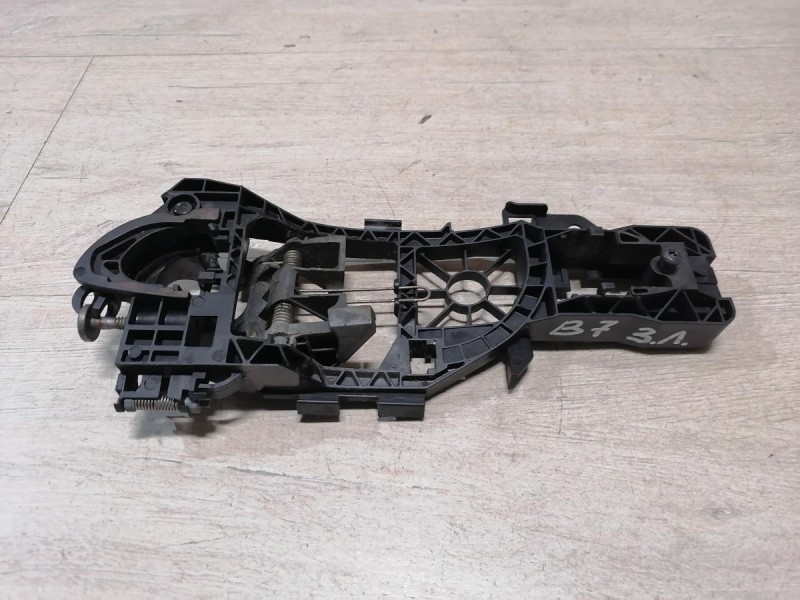 Passat B7 кронштейн ручки двери задний левый