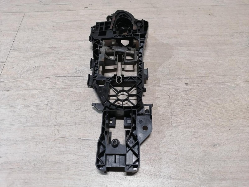 Passat B7 кронштейн ручки двери задний левый