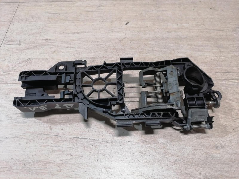 Passat B7 кронштейн ручки двери задний левый