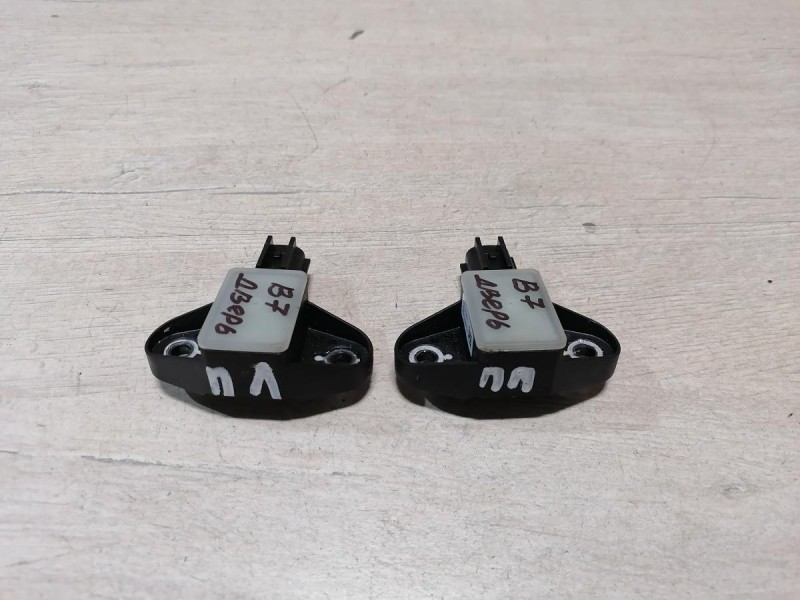 Passat B7 датчик удара боковой в двери