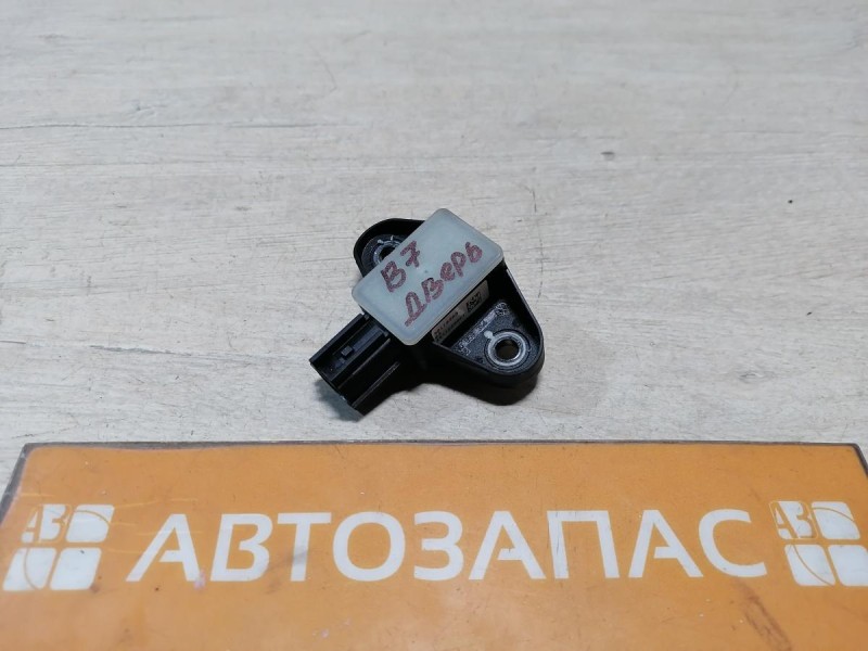 Passat B7 датчик удара боковой в двери