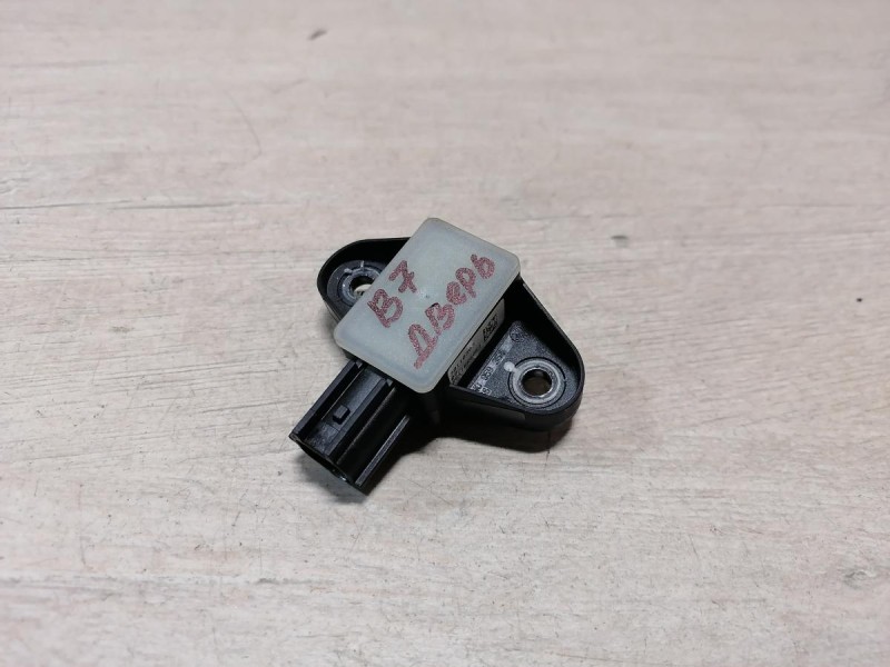 Passat B7 датчик удара боковой в двери