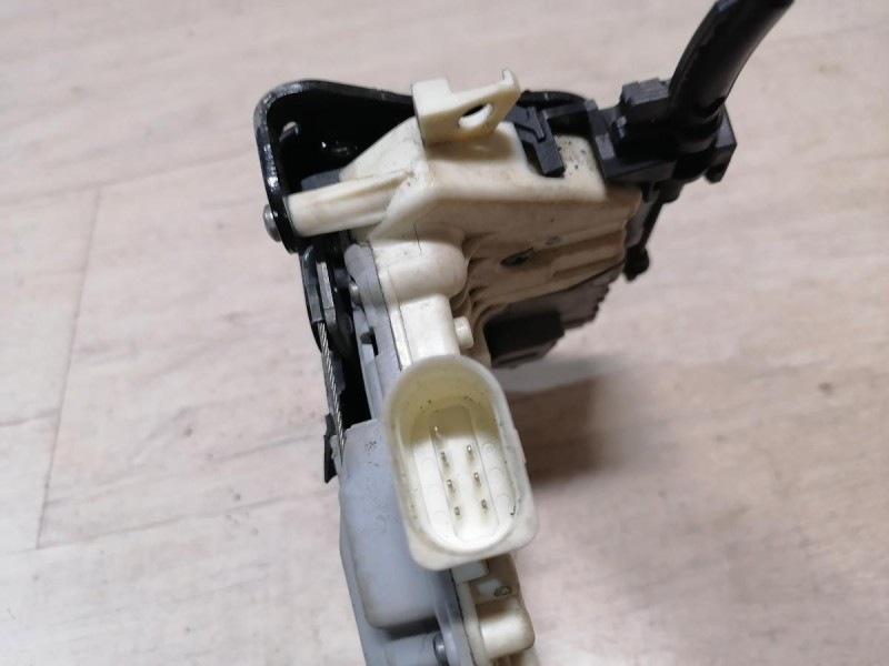 Passat B7 замок двери передний правый