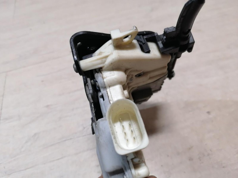 Passat B7 замок двери задний правый