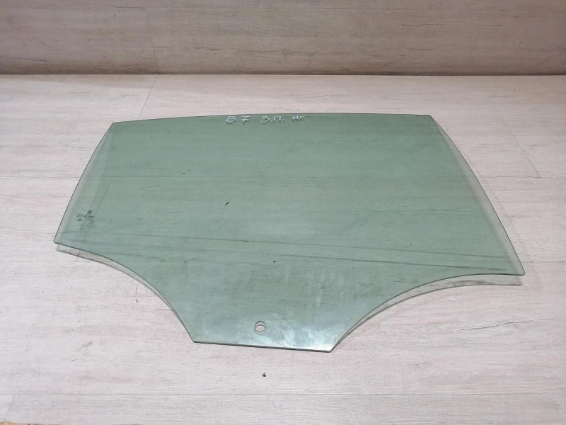 Passat B7 стекло заднее правое 11