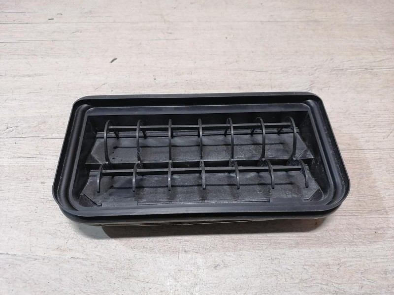 Passat B7 решетка вентиляции багажника клапан