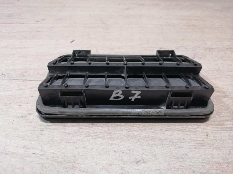 Passat B7 решетка вентиляции багажника клапан