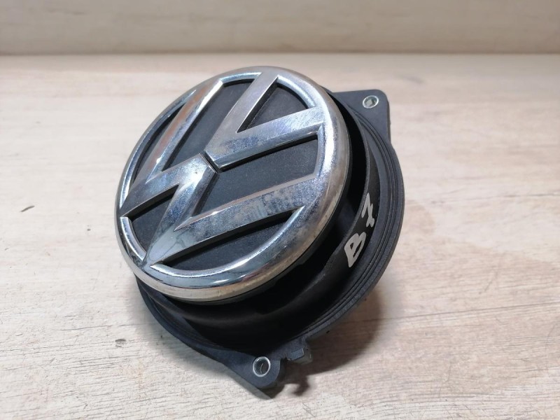 Passat B7 кнопка открывания багажника ручка