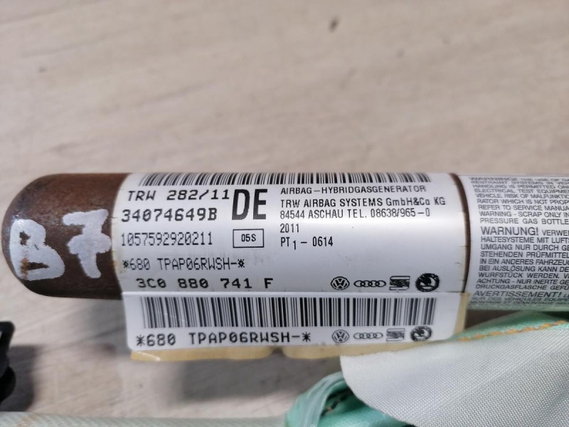 Passat B7 шторка безопасности левая