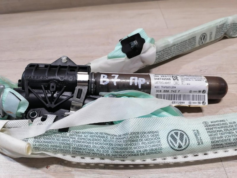 Passat B7 шторка безопасности правая