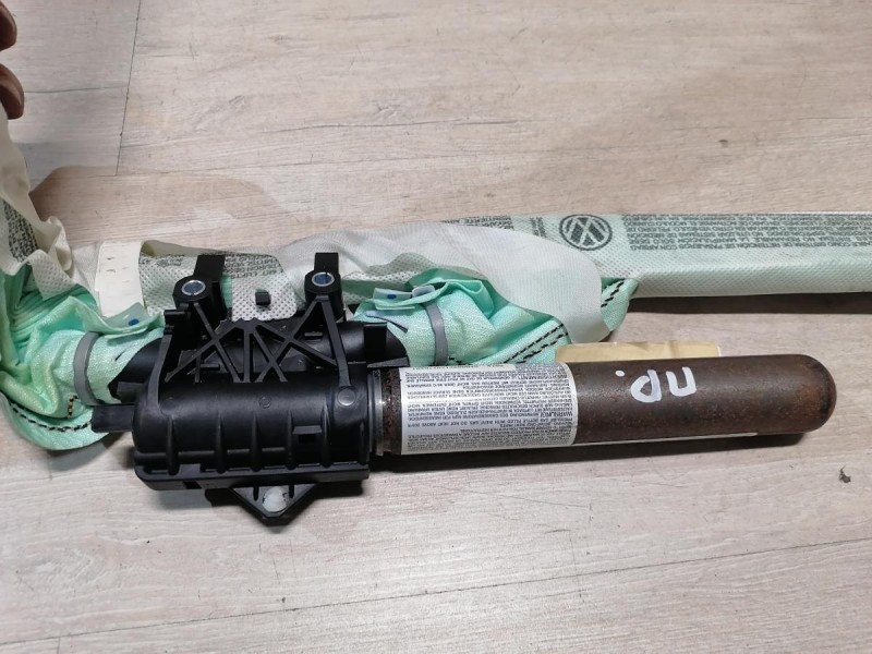 Passat B7 шторка безопасности правая