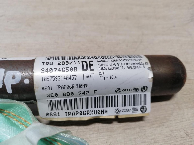 Passat B7 шторка безопасности правая