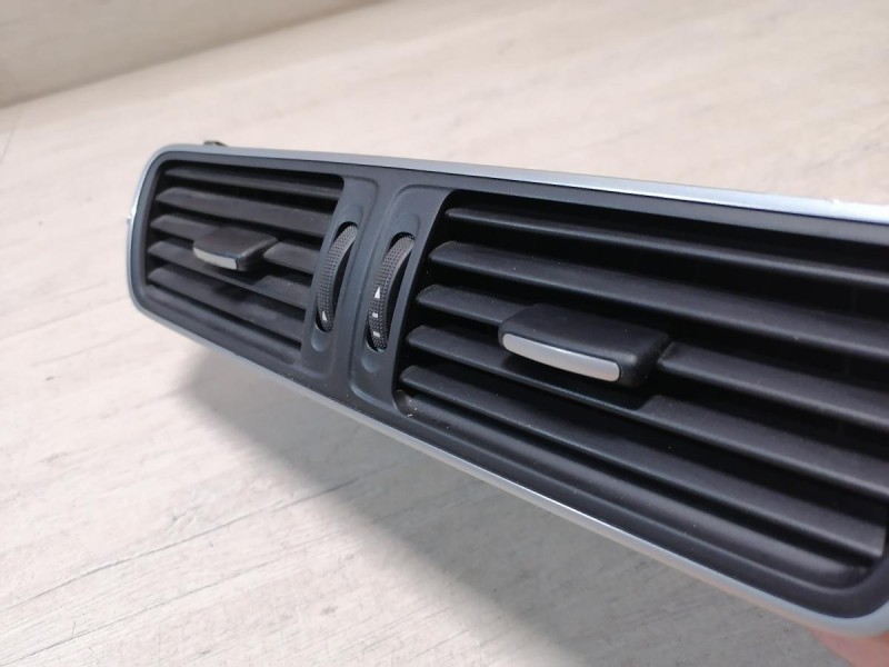 Passat B7 дефлектор торпедо центральный двойной