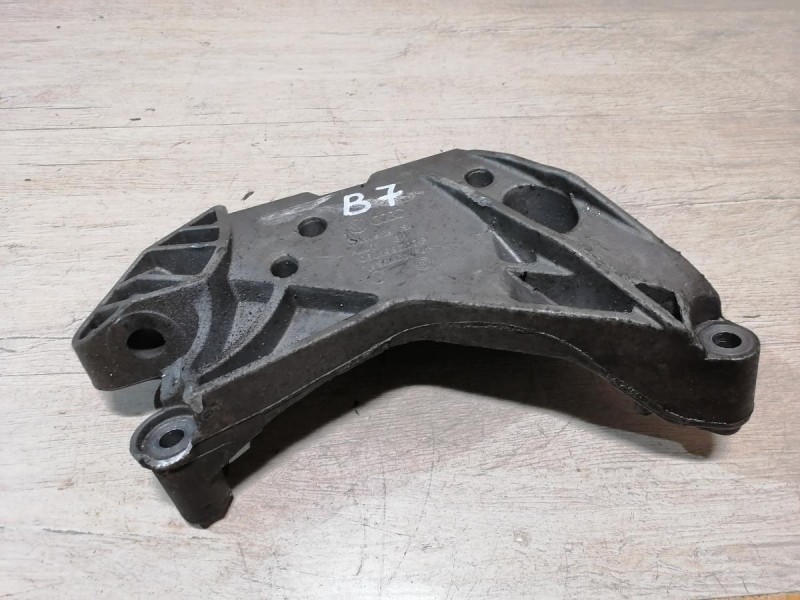 Passat B7 кронштейн двигателя правый