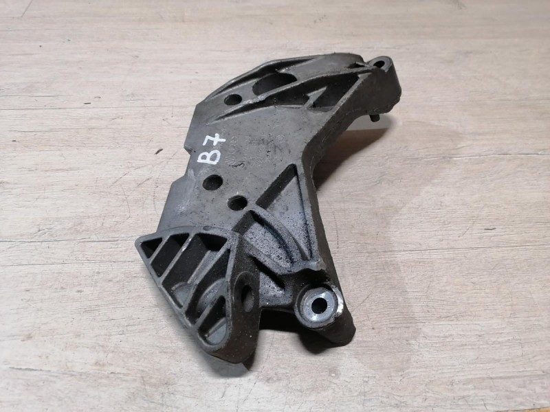 Passat B7 кронштейн двигателя правый